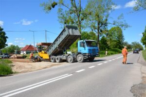 Układanie podbudowy pod drogę Jaśki – Dobki. Na fotografii samochody.