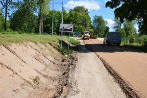 Układanie podbudowy pod drogę Jaśki – Dobki. Na fotografii samochody.