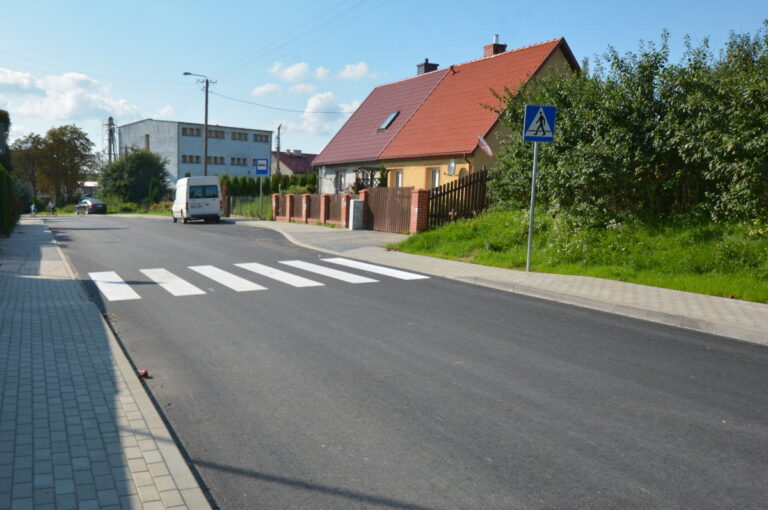 Widok na wyremontowaną drogę we wsi Kukówko.