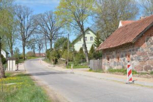 Nowa nawierzchnia na drodze przez wieś Olszewo.