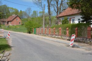 Nowa nawierzchnia na drodze przez wieś Olszewo.