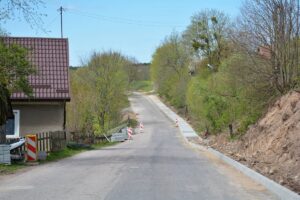 Budowa chodnika przy drodze przez wieś Olszewo.