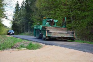 Maszyna do układania mieszanki asfaltowej na drodze Cichy – Duły