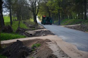 Maszyna do układania mieszanki asfaltowej na drodze Cichy – Duły