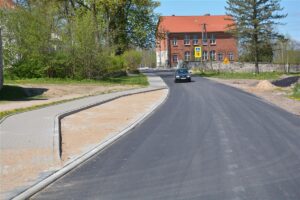 Nowa droga przez wieś Cichy.