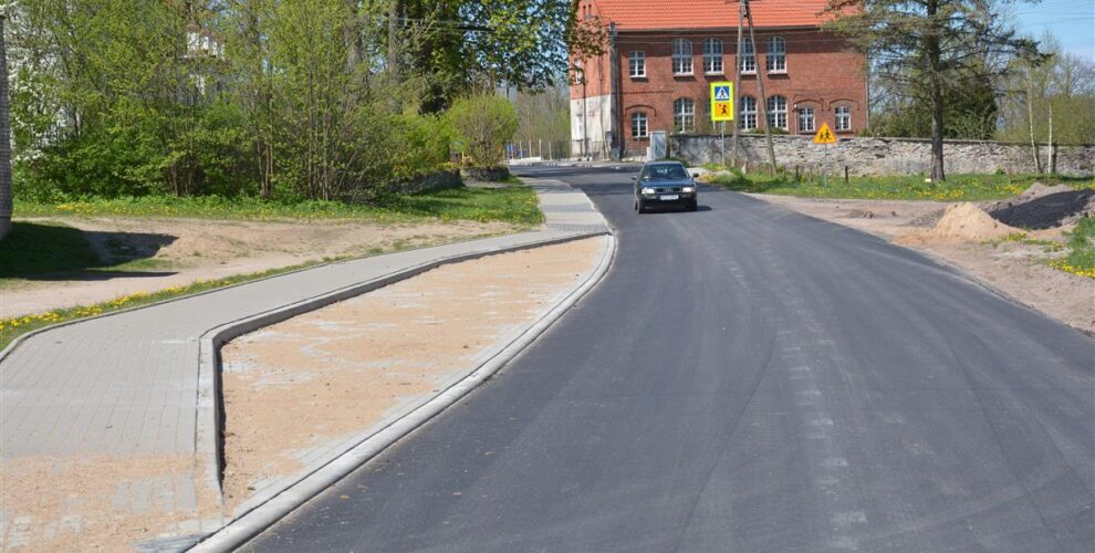 Nowa droga przez wieś Cichy.