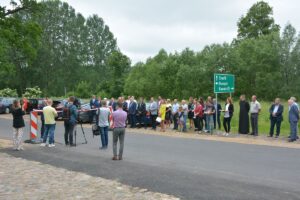 Uroczystości otwarcia drogi z udziałem władz wojewódzkich i powiatowych.