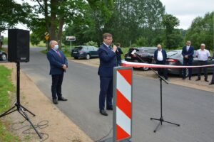 Uroczystości otwarcia drogi z udziałem władz wojewódzkich i powiatowych.