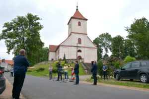 Uroczystości otwarcia drogi z udziałem władz wojewódzkich i powiatowych.