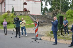 Uroczystości otwarcia drogi z udziałem władz wojewódzkich i powiatowych.