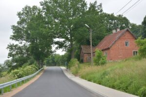 Nowa nawierzchnia na drodze Cichy-Duły.