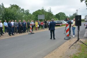 Uroczystości otwarcia drogi z udziałem władz wojewódzkich i powiatowych.