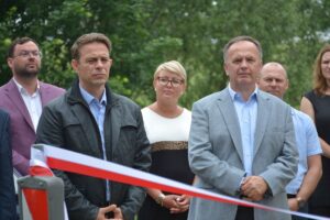 Uroczystości otwarcia drogi z udziałem władz wojewódzkich i powiatowych.