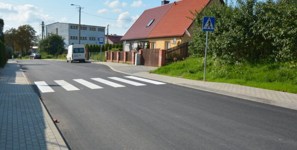 Widok na wyremontowaną drogę we wsi Kukówko.