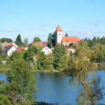 Widok na jezioro i dalej wieś Świętajno.