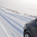 Auto na zaśnieżonej drodze.