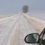 Auto na zaśnieżonej drodze.